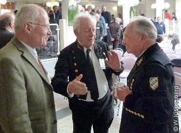Bergwerksdirektor a.D. Dr. Gerhart Gerecht und Bergamtsdirektor a.D. Eberhard Fleisch im Gespräch
